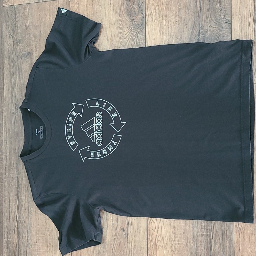 Adidas tee like new